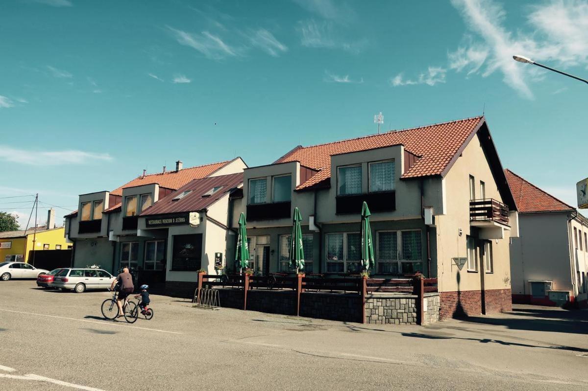 Penzion a restaurace U jezírka Hrimezdice Esterno foto